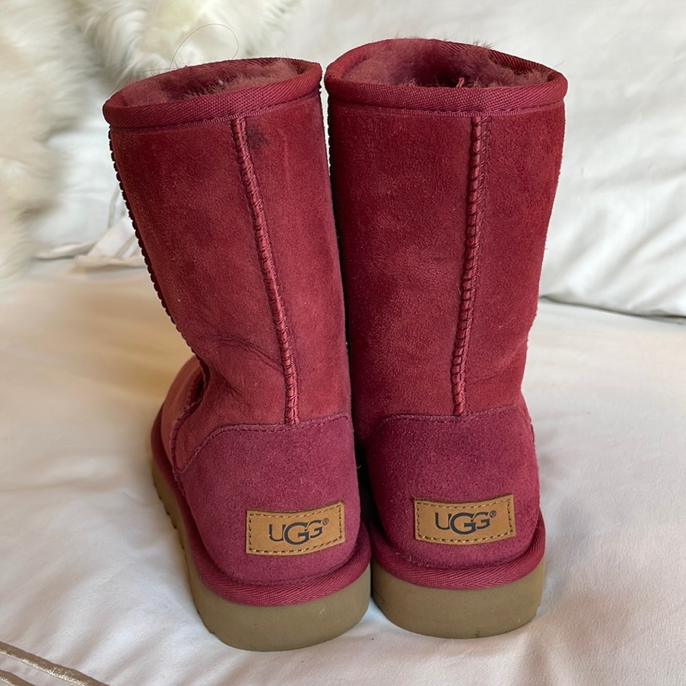 Like new medium length classic UGG boots
